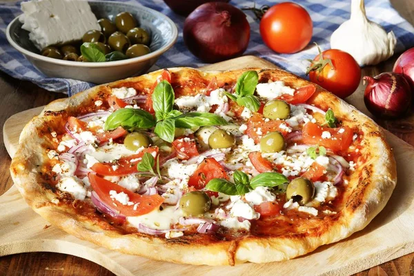 自制希腊风格的比萨饼 包括羊奶酪 红洋葱 西红柿 大蒜和罗勒叶 — 图库照片