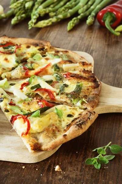 Zelfgemaakte Pizza Met Asperges Rode Peper Hollandaisesaus Mozzarella Verse Oregano — Stockfoto