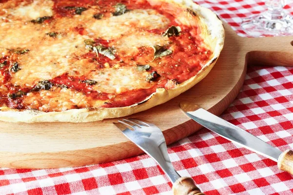 Frische Hausgemachte Pizza Margherita Mit Büffelmozzarella Stockbild