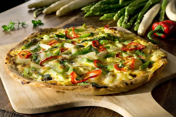 Hausgemachte Pizza Mit Spargel Paprika Sauce Hollandaise Mozzarella Und Frischem Stockbild
