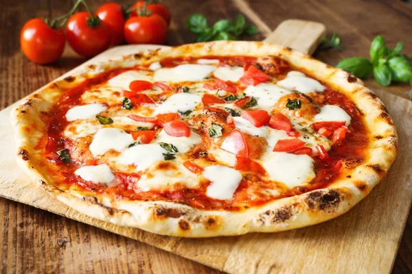 Bufalo Mozzarella Soslu Yapımı Pizza Margherita — Stok fotoğraf