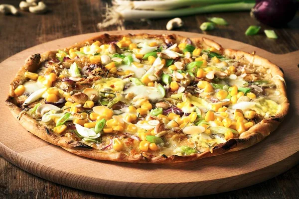 Verse Zelfgemaakte Pizza Met Groene Maïs Rode Cashewnoten Mozzarella — Stockfoto