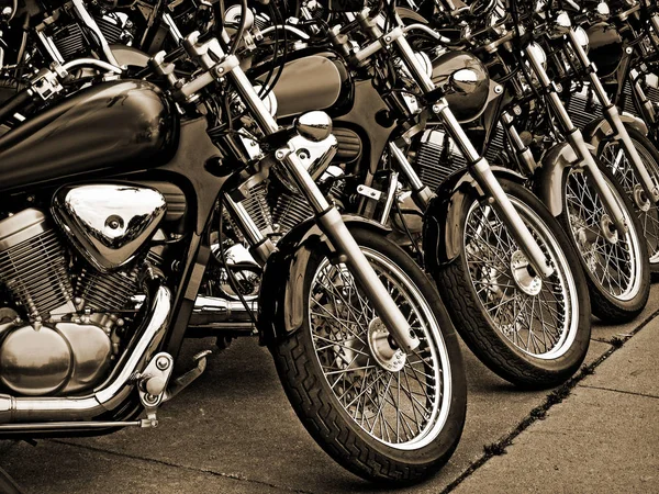 Sepia Tone parkerade motorcyklar Stockbild