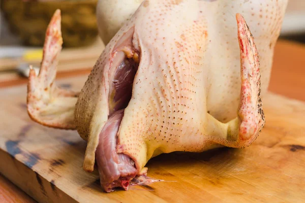 Granja Pollo Eviscerado Una Tabla Cortar Madera — Foto de Stock