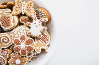 Gingerbread çerezleri Paskalya bunny, kalp, kelebek ve çiçek, şeklinde kaplı beyaz ve Çikolata buzlanma şeker, beyaz bir yüzey üzerinde beyaz bir tabak ile