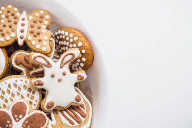 Gingerbread çerezleri Paskalya bunny, kalp, kelebek ve çiçek, şeklinde kaplı beyaz ve Çikolata buzlanma şeker, beyaz bir yüzey üzerinde beyaz bir tabak ile