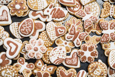 Gingerbread, beyaz ve Çikolata buzlanma-şeker siyah bir yüzeyi kaplı