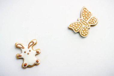 Paskalya tavşanı ve kelebekler, şeklinde Gingerbread çerezleri kaplı beyaz ve Çikolata buzlanma şeker, beyaz tablo ile