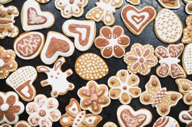 Gingerbread, beyaz ve Çikolata buzlanma-şeker üzerinde siyah bir yüzey closeup ile kaplı