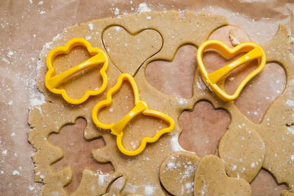 Proceso Corte Del Pan Jengibre Forma Corazones Mariposas Flores — Foto de Stock