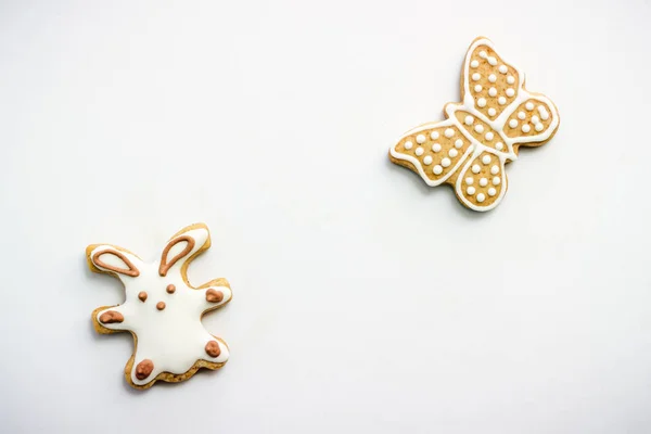 Paskalya tavşanı ve kelebekler, şeklinde Gingerbread çerezleri kaplı beyaz ve Çikolata buzlanma şeker, beyaz tablo ile