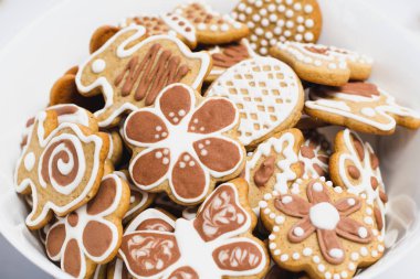 Gingerbread çerezleri bir Paskalya tavşanı, kelebek ve çiçek, şeklinde kaplı beyaz ve Çikolata buzlanma şeker, beyaz bir plaka ile