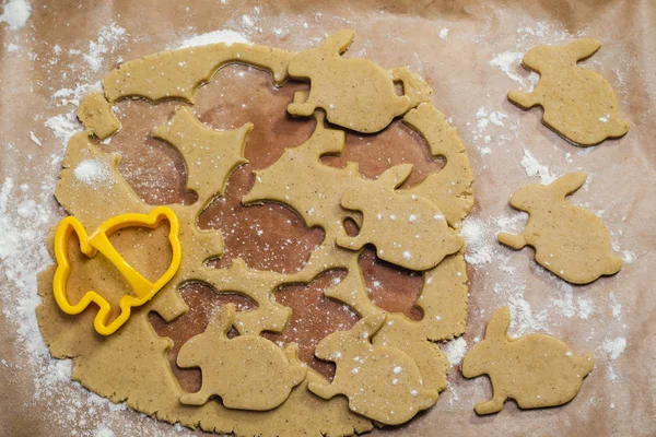 Kesme gingerbread çerezleri bir tavşan şeklinde süreci