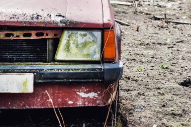 Eski paslı terk edilmiş kırmızı araba Far