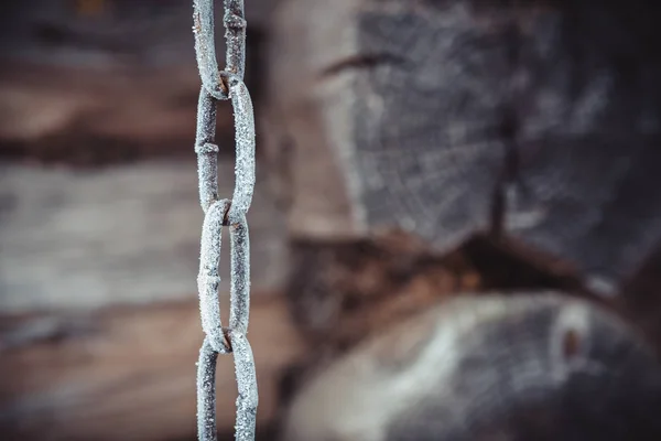 Corrente Metal Coberta Com Geada Branca Fundo Parede Madeira Velha — Fotografia de Stock