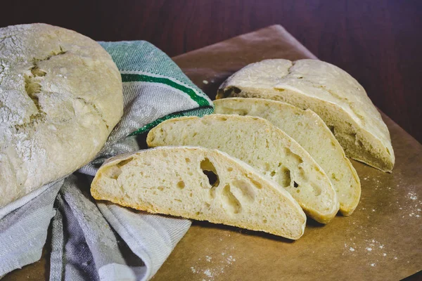 Kraft Kağıt Closeup Taze Yapımı Çiftçinin Buğday Ekmek — Stok fotoğraf
