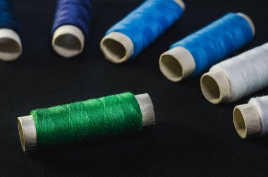 Yeşil, mavi ve beyaz konuları üzerinde siyah kumaş closeup makaralar