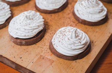 Yumurta beyaz ahşap tahta üzerinde krem ile çikolatalı kek