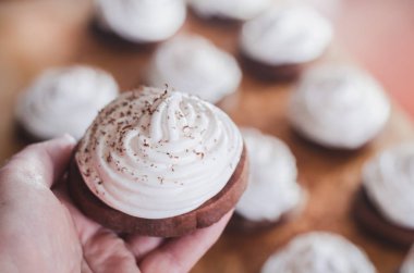 Yumurta beyaz kadın elinde krem ile çikolatalı kek