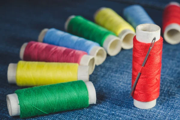 Grupo Carretéis Linha Coloridos Agulha Costura Ganga — Fotografia de Stock