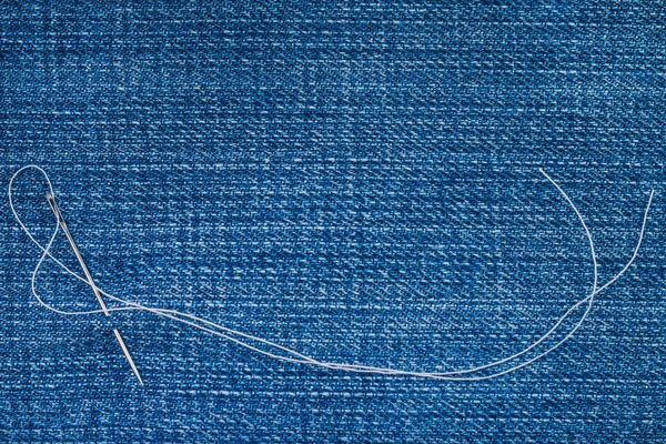 缝纫针和线在牛仔布上 — 图库照片