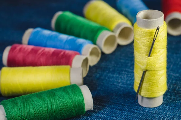 Spole Gul Tråd Med Nål Bakgrunden Spolar Färgade Tråd Denim — Stockfoto