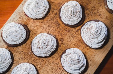 Yumurta beyaz krem ve reçel ahşap oyun tahtası ile ev yapımı çikolatalı kek