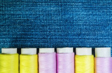 Kot üzerinde sarı ve pembe dizilerin makaralar