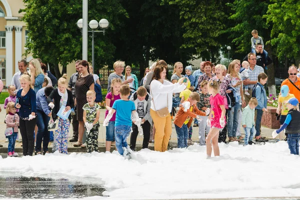 Horki Belarus Julho 2018 Crianças Diferentes Idades Brincam Com Espuma — Fotografia de Stock