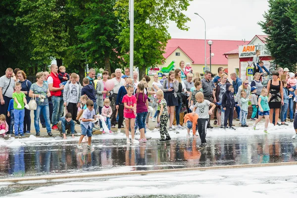 Horki Belarus Julho 2018 Crianças Diferentes Idades Brincam Com Espuma — Fotografia de Stock