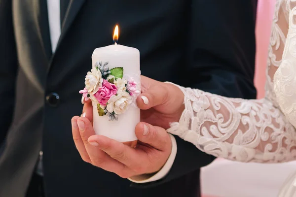Beyaz mum yeni evliler elinde çiçek dekorasyonu ile. Aile kalp kavramı