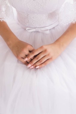 Beyaz düğün elbise gelin güzel manikür ile bakımlı ellerin
