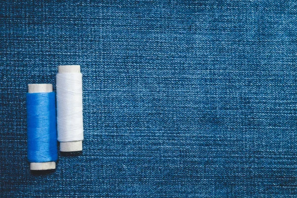 Spolar Vita Och Blå Bomullstråd Jeans Tyg Med Kopia Utrymme — Stockfoto