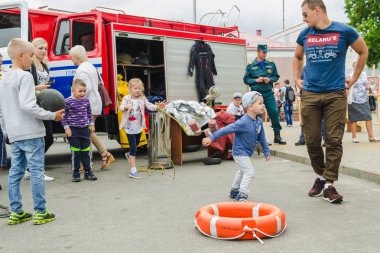 Horki, Beyaz Rusya - 25 Temmuz, 2018:Children bir tatil kişilik bir kalabalık içinde bir yaz gününde farklı yaş oyun Park.