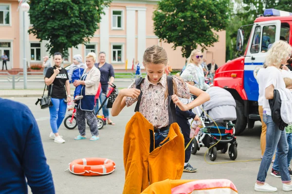 Horki Belarus Julho 2018 Menina Veste Uniforme Salva Vidas Serviço — Fotografia de Stock