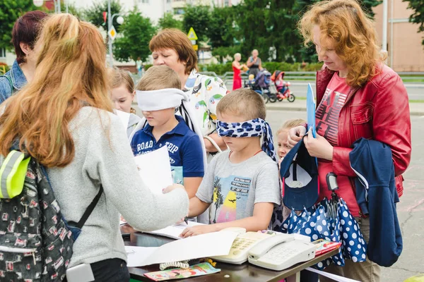 Horki Belarus Julho 2018 Pequenos Meninos Olhos Vendados Desenhar Papel — Fotografia de Stock