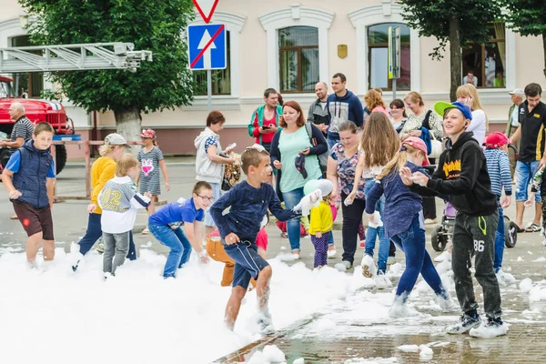 Horki Belarus Julho 2018 Crianças Diferentes Idades Brincam Com Espuma — Fotografia de Stock