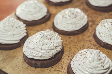 Yumurta beyaz ahşap tahta üzerinde krem ile çikolatalı kek. Tatlı ve lezzetli ev yapımı yemekler.