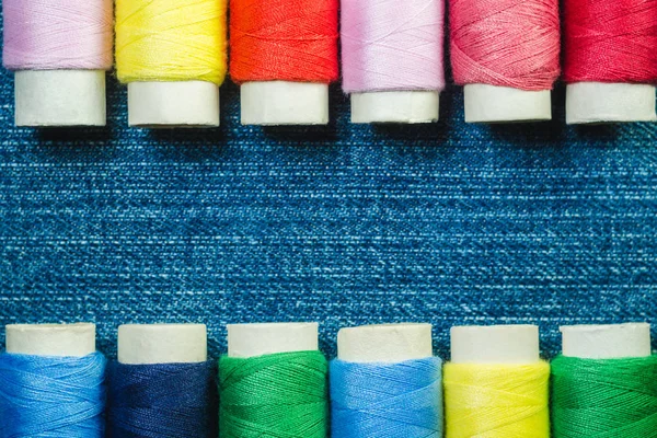 Denim iki satırda kopya alanı ile düzenlenen renkli dikiş ipliği makaralar
