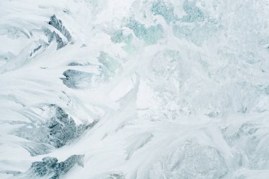 Kış ve içinde renkli mavi pencere camının donmuş desen