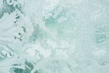 Kış ve içinde renkli yeşil pencere camına donmuş desen