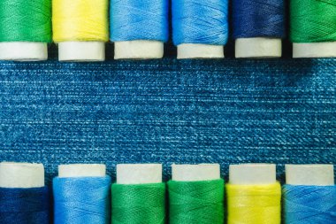 Mavi, sarı ve yeşil dikiş ipliği denim iki satırda kopya alanı ile düzenlenen makaralar