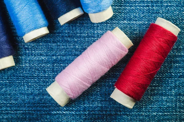 Spolar Blå Rosa Och Röd Sytråd Denim — Stockfoto