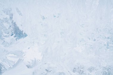 Kış ve içinde renkli mavi pencere camının donmuş desen