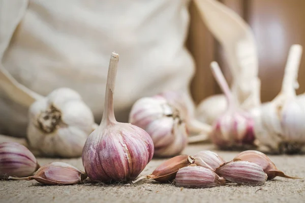 Bulbos Dientes Ajo Orgánico Natural Una Estera Lino — Foto de Stock