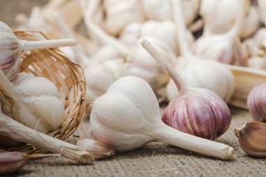 Ampuller ve keten bir mat ve yukarı, seçici odak yakın ev yapımı sepet içinde doğal organik sarımsak karanfil