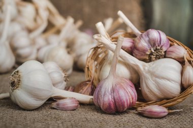 Ampuller ve keten bir mat ve yukarı, seçici odak yakın ev yapımı sepet içinde doğal organik sarımsak karanfil