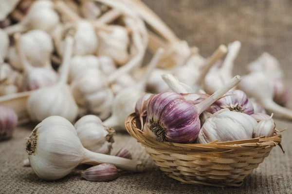 Bulbos Dientes Ajo Orgánico Natural Una Estera Lino Una Cesta — Foto de Stock