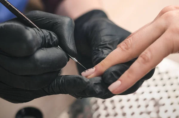 Een Manicure Zwarte Latex Handschoenen Geldt Een Patroon Client Nagels — Stockfoto