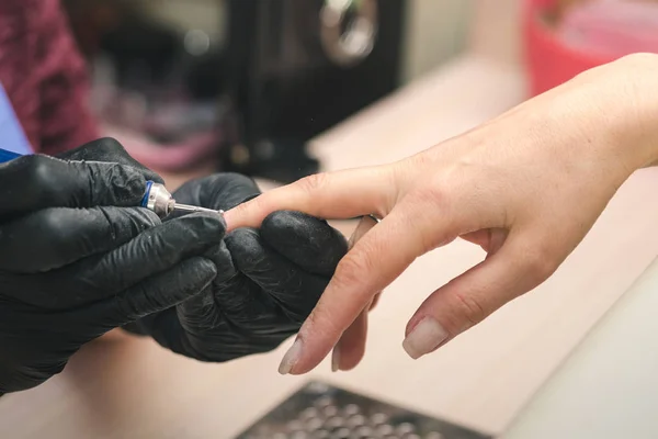 Manikiurzystka Czarne Rękawiczki Lateksowe Sprawia Sprzęt Manicure Klienta Pomocą Elektryczne — Zdjęcie stockowe